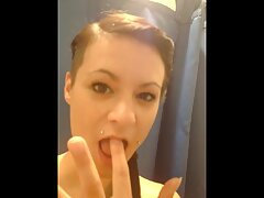 Zoe Parker ແລະ Chad Alva ກໍາລັງມີເພດສໍາພັນຢ່າງຫນັກແຫນ້ນຢູ່ເທິງໂຊຟາສີແດງ